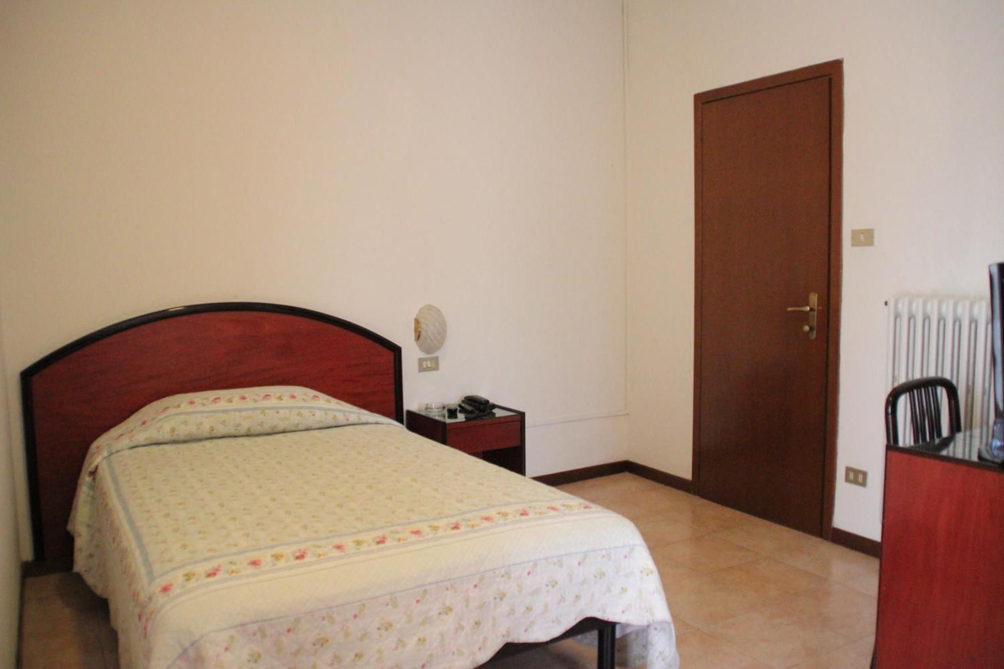 Nuovo Hotel San Martino Snc カザレッキオ・ディ・レーノ 部屋 写真